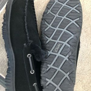 Clarks Men’s indoor/outdoor shoes, never worn.Moccasin slippers fashionable,NEW.